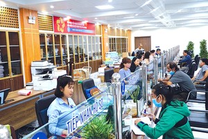 市民在本市社保机关办理手续。