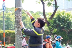 “陷阱”不只出现在网上，还有贴在电线杆、墙壁上的广告及传单，近年来职能部门要连续清理干净。