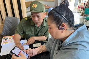 Lực lượng chức năng xã Hồ Tràm (TPHCM) hướng dẫn người dân tích hợp dữ liệu đất đai vào ứng dụng VNeID
