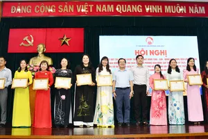 Đại diện lãnh đạo UBND phường Diên Hồng (TPHCM) trao giấy khen cho các tập thể và cá nhân