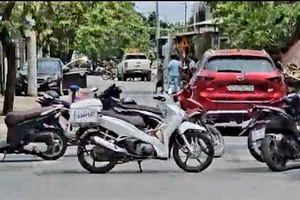 Lực lượng chức năng phong tỏa hiện trường điều tra vụ việc