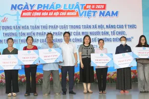 Phường Diên Hồng trao thẻ bảo hiểm y tế đến gia đình có hoàn cảnh khó khăn trên địa bàn phường