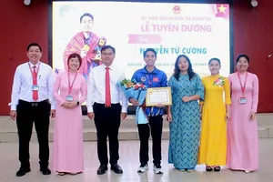 Lãnh đạo UBND xã Bình Lợi chúc mừng thầy Nguyễn Tứ Cường