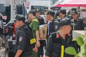 Lực lượng chức năng đưa nhiều thùng tài liệu đã niêm phong lên xe chở đi