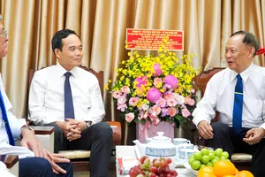 Bí thư Thành ủy TPHCM Trần Lưu Quang thăm gia đình GS-TS Nguyễn Tấn Phát