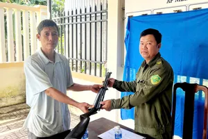 Ông Thể đem súng nhặt được giao nộp cho cơ quan chức năng