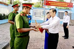 Khen thưởng đột xuất các cá nhân truy bắt nhanh tội phạm