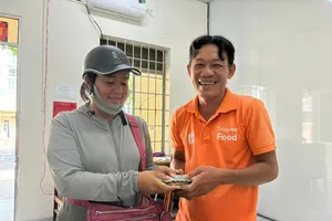 Chị bán vé số trả lại 45 triệu đồng do người khác chuyển nhầm