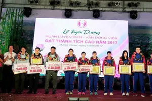 Các cá nhân và tập thể ngành TDTT được UBND tỉnh Đồng Tháp khen thưởng. Ảnh: NGUYỄN THẢO