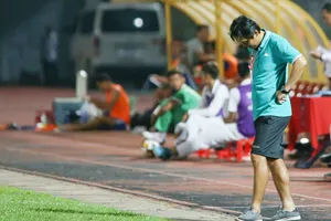 HLV Nguyễn Minh Phương buồn bã sau thất bại của Long An.
