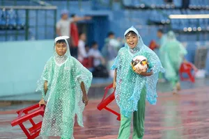 Những cậu bé nhặt bóng ở sân Gò Đậu. ảnh: DŨNG PHƯƠNG