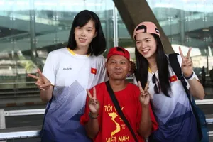 Chủ công Thanh Thúy (trái) và phụ công Thanh Thúy (phải) được CĐV Thái Lan chào đón. Ảnh: SMMTV