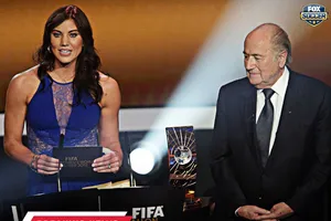 Cựu thủ thành Solo (trái) tố cao Blatter quấy rối tình dục.