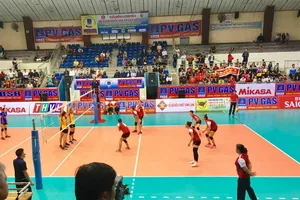 Nữ Đắk Lắk (phải) đang tạo ra những bất ngờ ở vòng 2 giải VĐQG 2017. Ảnh: THIÊN HOÀNG