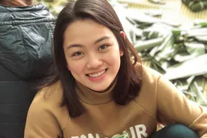 Chuyền 2 Nguyễn Thu Hoài rạng rỡ với "sản phẩm" tự mình làm ra.