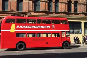 Chiếc xe buýt in hình HLV Mourinho ở trung tâm thành phố Manchester. Ảnh: Manchester Evening News