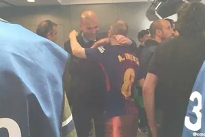 HLV Zidane đã kiên nhẫn đứng chờ nhiều phút để được ôm tạm biệt Iniesta. Ảnh: Marca