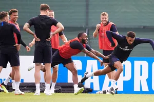 Tam sư đùa giỡn tạo bầu không khí thoải mái trước trận gặp Tunisia.