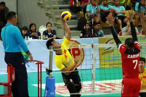 Sanest Khánh Hòa (trái) xác lập kỷ lục mới cho bóng chuyền nam Việt Nam. Ảnh: AVC