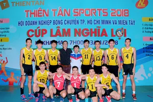 HLV Trần Minh Khang và cựu chủ công Nguyễn Hữu Hà (số 11) hào hứng tham gia sân chơi phong trào.