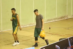 Hai VĐV bóng rổ của Cần Thơ bị loại khỏi Đại hội TDTT toàn quốc 2018. Ảnh: Webthethao