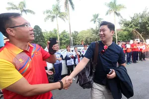 Xạ thủ Hoàng Xuân Vinh vui mừng khi gặp lại đối thủ Jin Jong Oh (phải). Ảnh: MINH HOÀNG