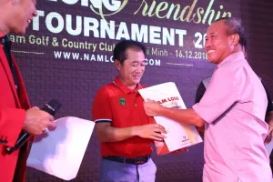 Ông Nguyễn Xuân Quang (phải) trao giải cho golf thủ.