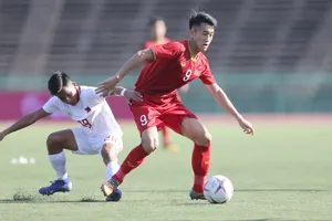 U22 Việt Nam (phải) vẫn chưa tập trung được đầy đủ lực lượng mạnh nhất cho giải đấu khu vực. Ảnh: DŨNG PHƯƠNG