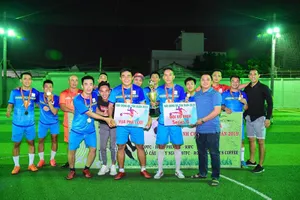 FC Hồ câu Thủy Ngư của bầu Tuấn "nhóc" vô địch giải Tân Xuân quận 9.
