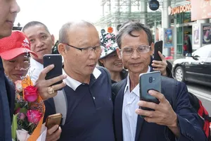 Người hâm mộ chào đón HLV Park Hang-seo ở phố núi Pleiku. Ảnh: MINH TRẦN