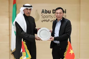 Ông Mohammed Khalfan Al Romaithi (trái) hứa hẹn sẽ hỗ trợ nguồn kinh phí lớn cho các quốc gia phát triển bóng đá.