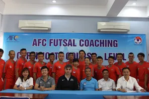 Các thành viên lớp học chụp ảnh lưu niệm. Ảnh: Đoàn Nhật