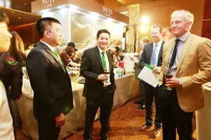 Huyền thoại golf Greg Norman (phải) trở thành đối tác của NutiFood. Ảnh: DŨNG PHƯƠNG