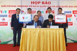Lãnh đạo VOV và nhà tài trợ HDBank ký hợp đồng tại buổi họp. Ảnh: DŨNG PHƯƠNG