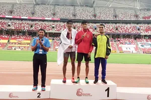 VĐV Lương Đức Phước (giữa) trên bục nhận HCV 1.500m nam.