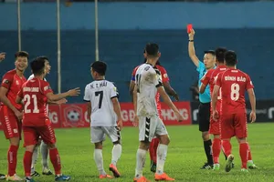 Sân Lạch Tray, điểm nóng ở vòng 5 V-League khi trọng tài rút 2 thẻ đỏ và 3 thẻ vàng cho hai đội. Ảnh: MINH HOÀNG