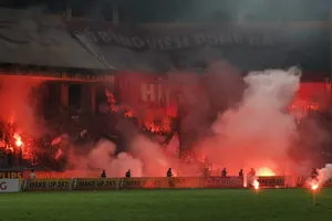 Sân Hàng Đẫy chìm trong pháo sáng trong trận Hà Nội - Hải Phòng. Ảnh: MINH HOÀNG