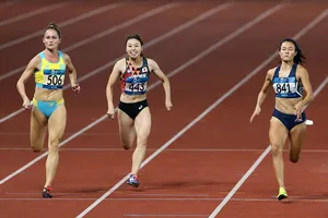 Lê Tú Chinh (bìa phải) sẽ dự tranh các cự ly 100m và 200m nữ.