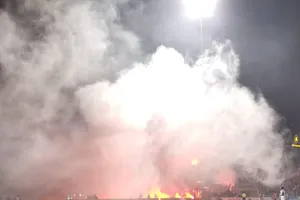 Pháo sáng được đốt trên sân Hàng Đẫy ở vòng 6. Ảnh: MINH HOÀNG