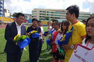 Trưởng Ban tổ chức, Nhà báo Đào Trọng Nhân trao hoa chúc mừng các đội dự giải. Ảnh: ANH TRẦN