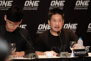  Ông Chatri Sityodtong (phải, Chủ tịch giải đấu ONE Championship) giới thiệu về sự kiện sắp diễn ra tại TPHCM.