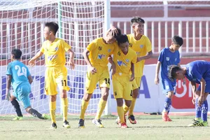 Các cầu thủ Đà Nẵng có chiến thắng dễ dàng trước Khánh Hòa. Ảnh: ANH KHOA