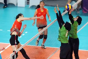 Chủ công Thanh Thuý (trái) xuyên phá hàng chắn Indonesia.