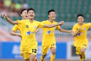 Niềm vui của các cầu thủ Thanh Hóa sau chiến thắng trên loạt sút luân lưu 11m. Ảnh: Dũng Phương