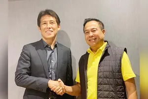 HLV Nishino (trái) rốt cuộc đã trở thành HLV đội tuyển Thái Lan.