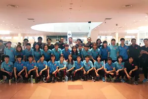 HLV Miura chụp ảnh cùng đội tuyển nữ Việt Nam tại sân bay. Ảnh: Đoàn Nhật 