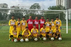 Thầy và trò của lò đào tạo trong ngày tập đầu tiên. Ảnh: ANH TRẦN