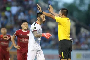 Cầu thủ CLB TPHCM phản ứng trọng tài Đình Thái. Ảnh: VIẾT ĐỊNH