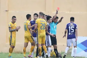 Trận thua đậm của CLB Hà Nội trên sân Thanh Hóa ở lượt đi. Ảnh: MINH HOÀNG