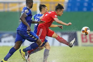 Càng chơi ở HA.GL, các cầu thủ như Hồng Duy (giữa) càng dễ... lụt nghề.